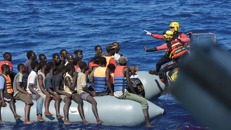Immigrazione: “C’è un uomo in mare…!”
