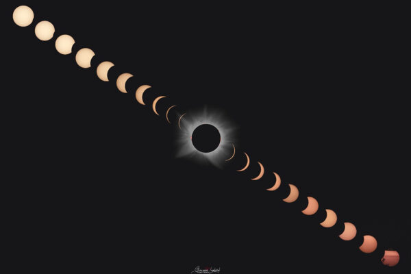 Un collage che mostra la sequenza dell’eclissi dall’inizio (in alto a sinistra) alla fine (in basso a destra). Al centro il momento della totalità con l’apparizione della corona solare. Foto di Giovanni Lombardi (INAF)