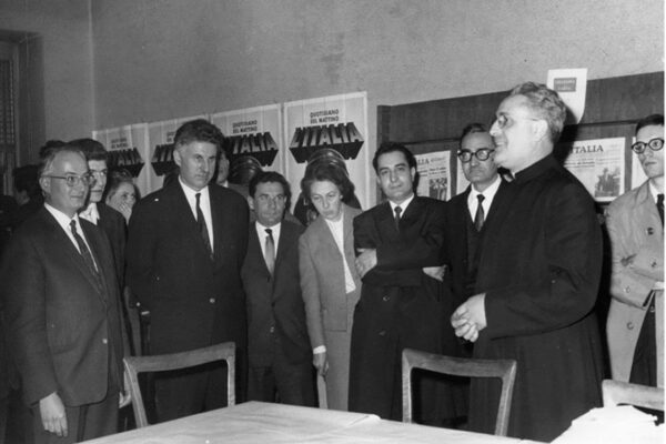 Guido Miano, al centro con braccia conserte, durante una visita di studio al giornale “L’Italia” con docenti e allievi della Scuola di Giornalismo, il 1 Aprile del 1965.