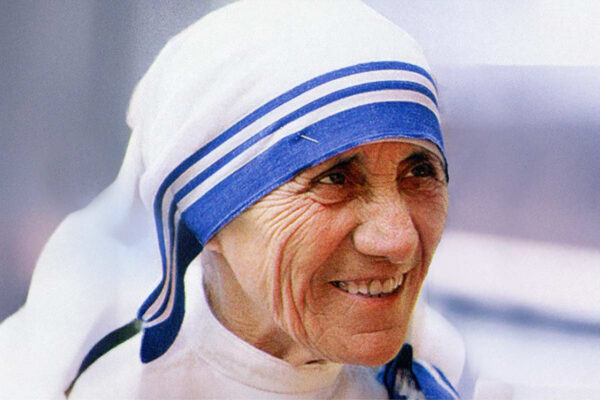 Madre Teresa: Gonxhe, bocciolo con radici e petali di luce divina