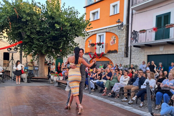 Archi in Abruzzo, tra storia dell’emigrazione, musica e il tango di Anìbal Troilo
